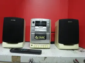 Lcx-111u Aiwa White Micro Compact Cd Am-fm And Cassette Shelf Stereo /w Remote
