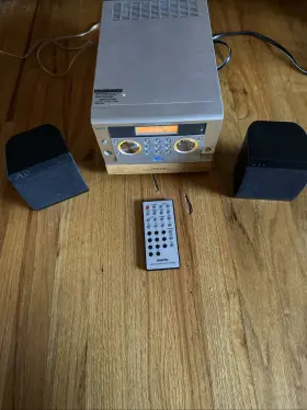 Awm-3500 Sanyo Micro Receiver System Cd Player Am/fm With Jvc Speakers