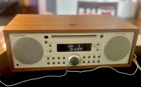 8h28 Tivoli Audio Music System Bluetooth Am/fm Radio Cd Player Wood. Immaculate